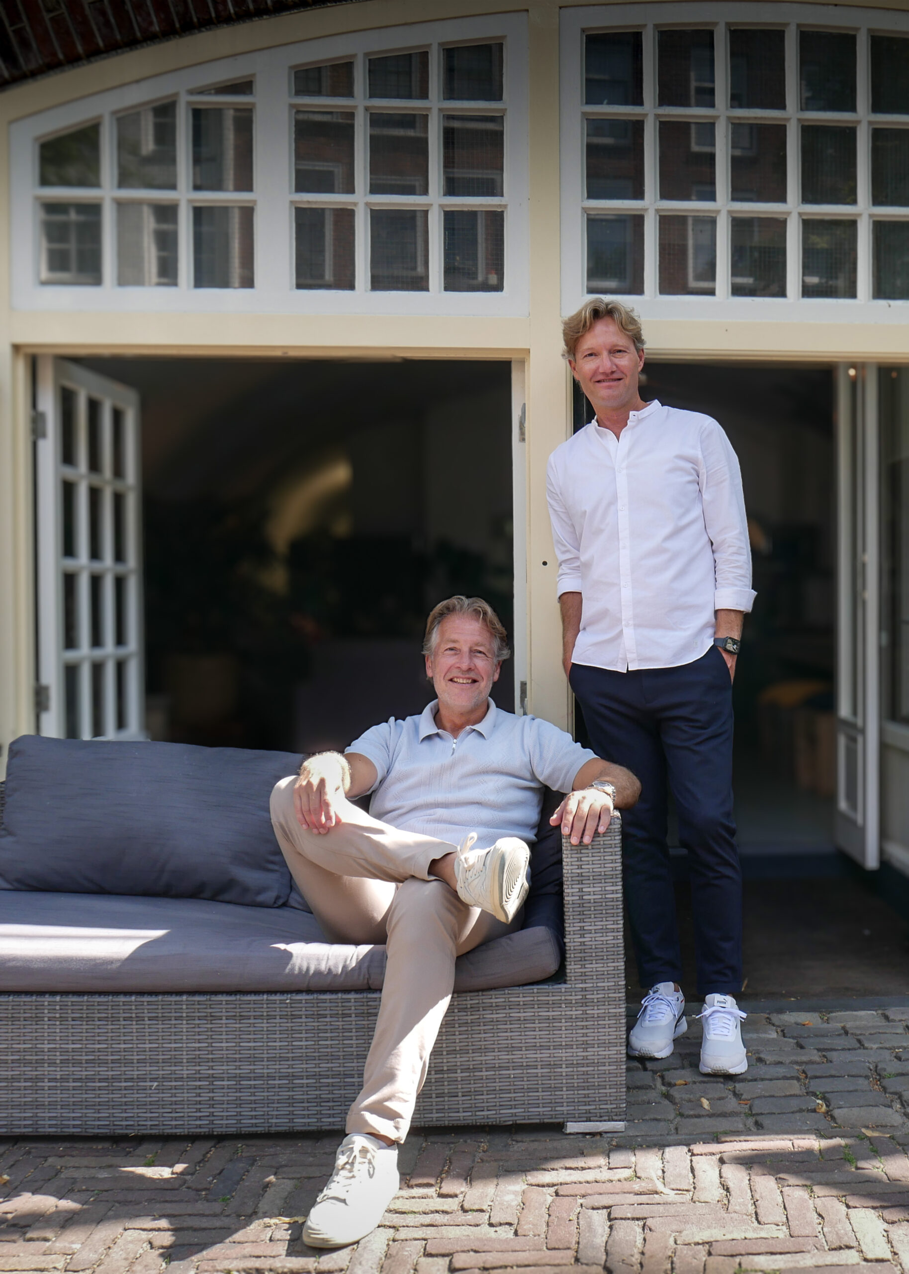 Ernesto en Martijn staan voor ingang kantoor aan de Werf in Utrecht