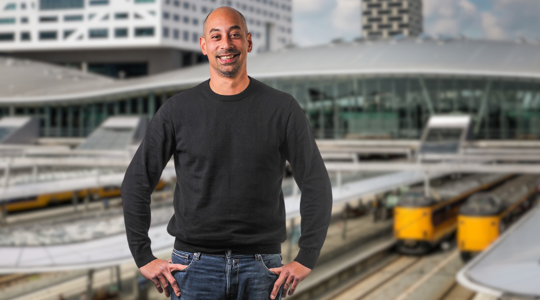 Pmo'er / spoorman Xander voor het Centraal Station in Utrecht