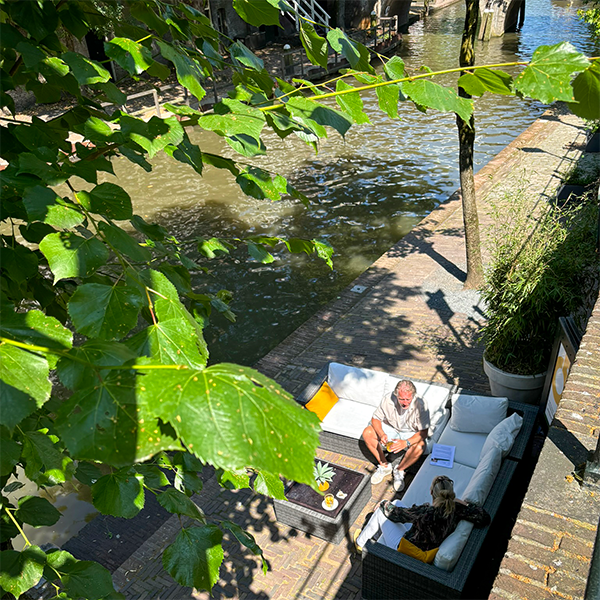 Interieurfoto met blauwe bank aan de Oudegracht en Pauwstraat in hartje centrum Utrecht